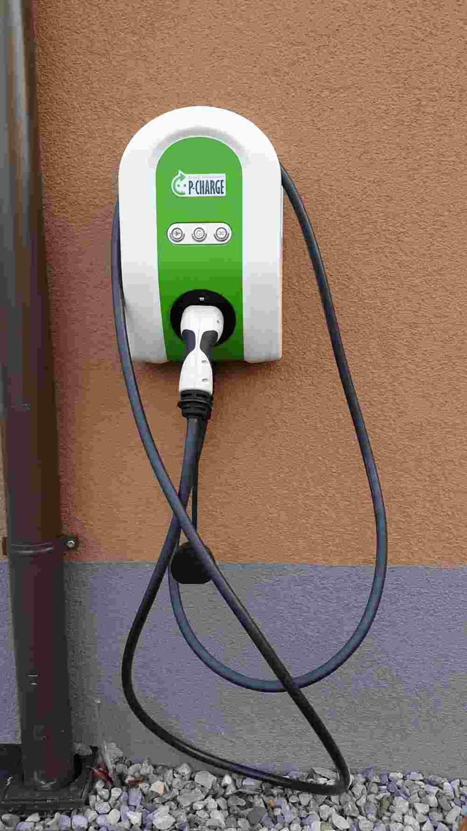 Electric vehicle charging station