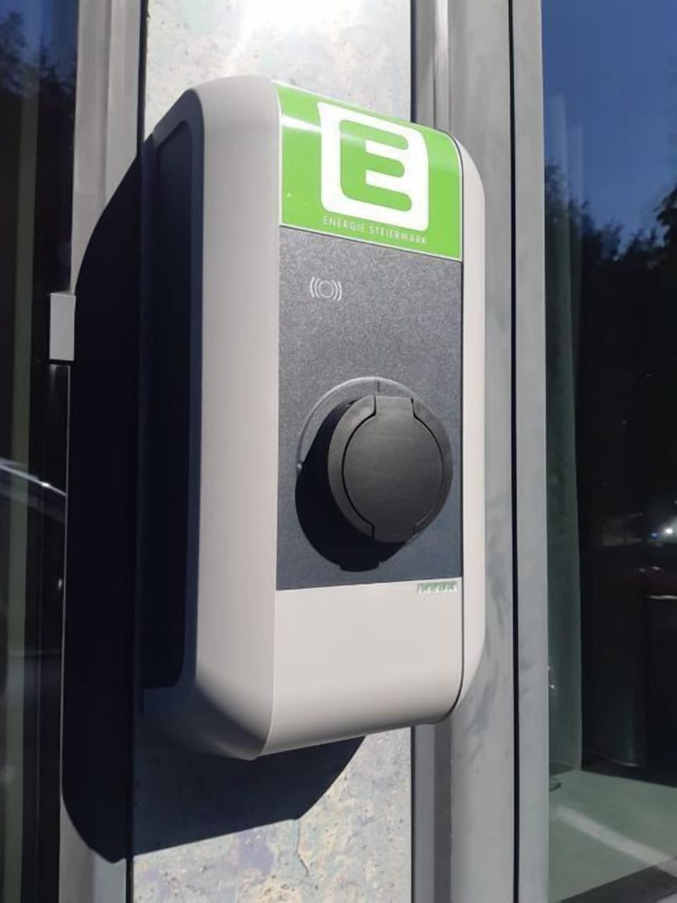 Electric vehicle charging station