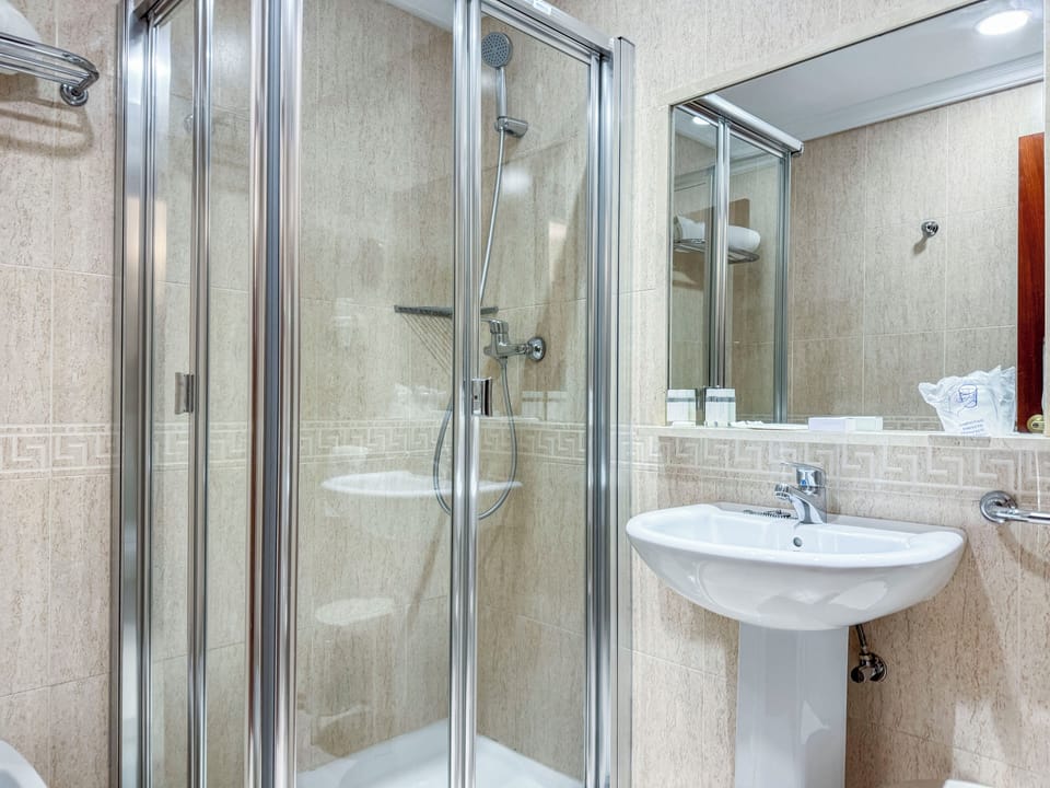 Single Room | Bathroom | Hair dryer, towels