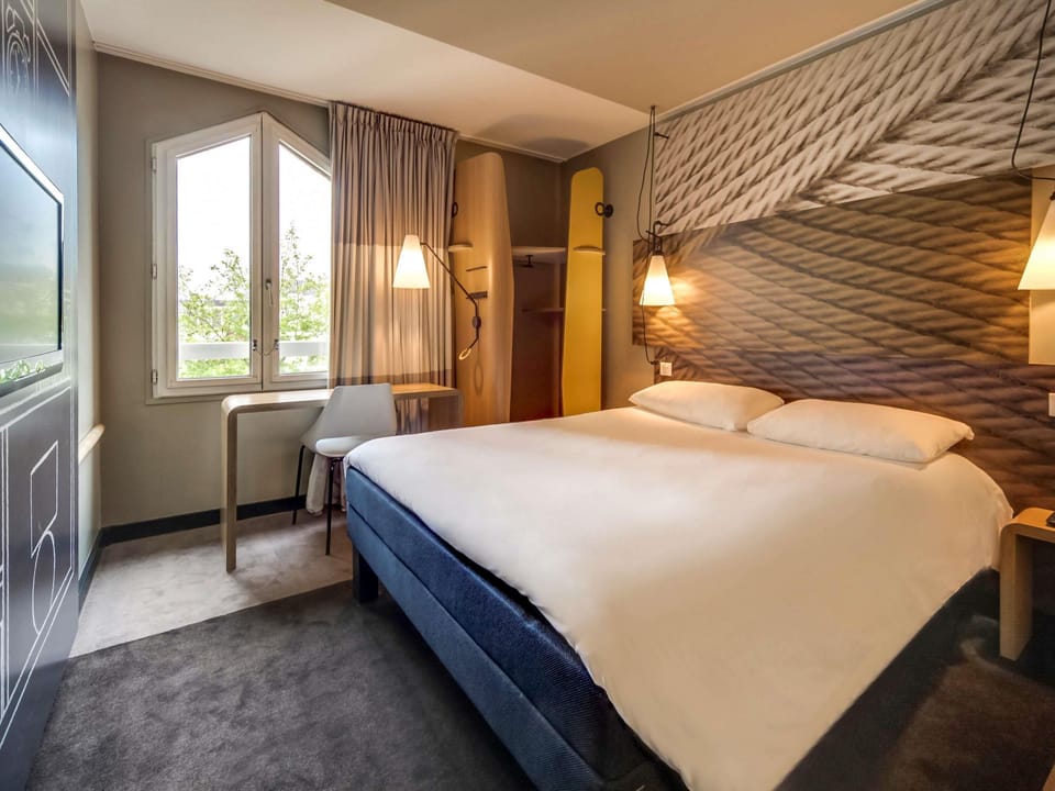 Premium bedding, desk, blackout drapes, soundproofing