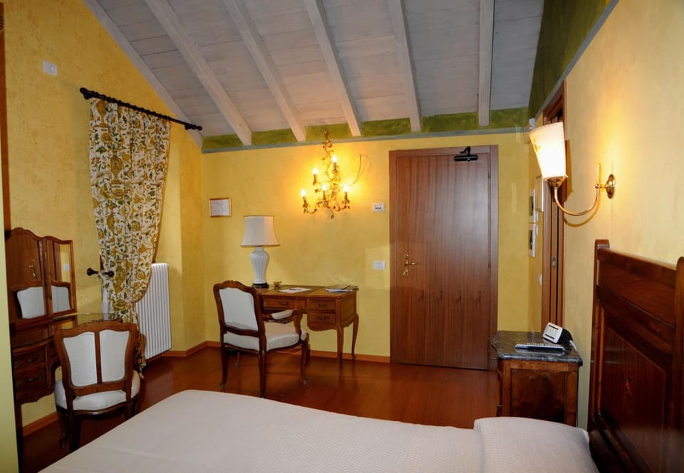 In-room safe, desk, laptop workspace, free WiFi