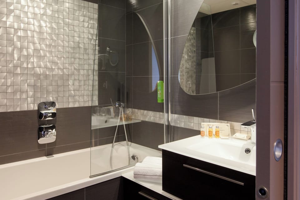 Superior Double Room, Terrace, Sea View | Bathroom | Shower, free toiletries, hair dryer, bathrobes
