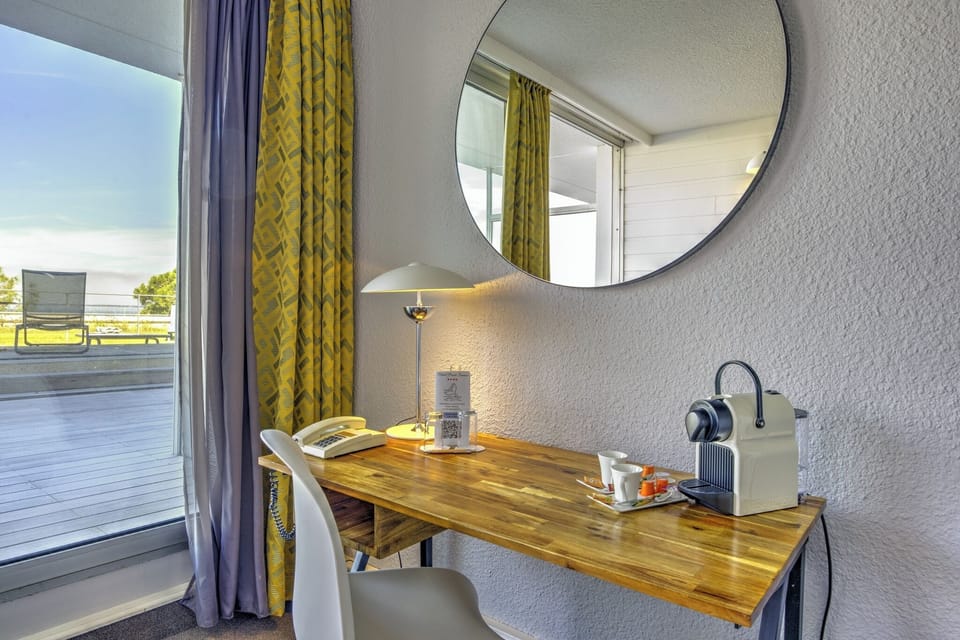 Premium bedding, in-room safe, desk, laptop workspace