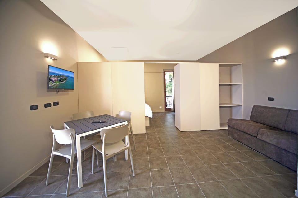 Panoramic Studio | In-room safe, blackout drapes, free WiFi, bed sheets