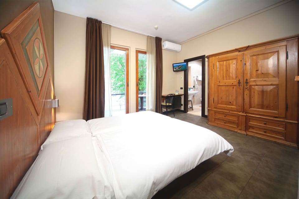 Panoramic Double Room, Balcony, Lake View | In-room safe, blackout drapes, free WiFi, bed sheets