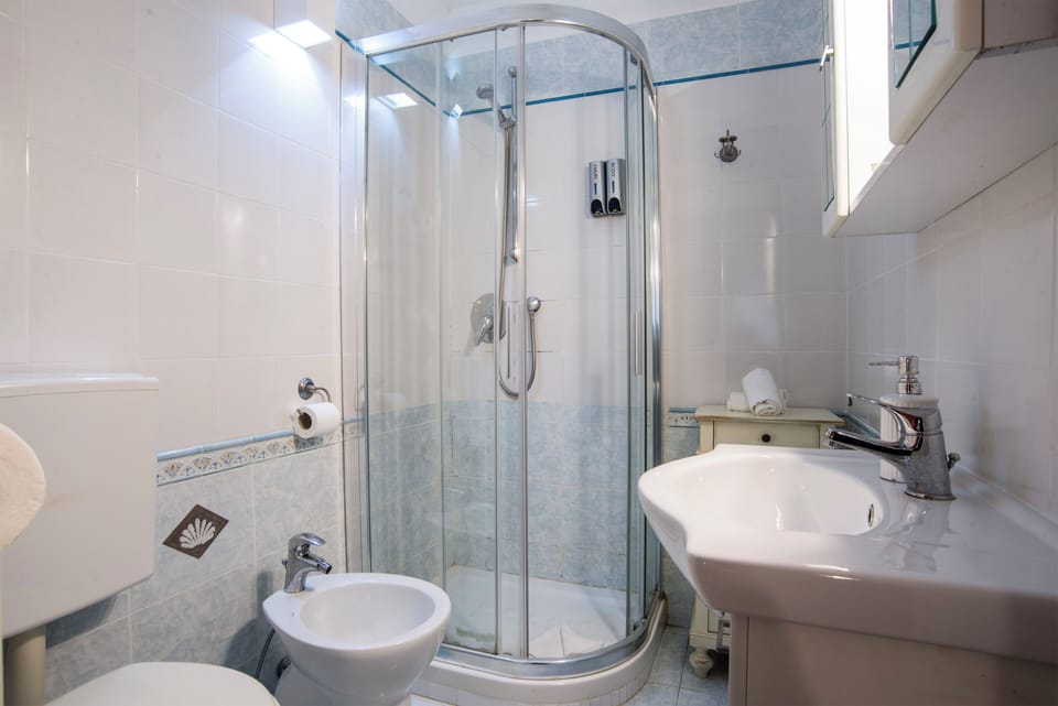 Comfort Triple Room, Ground Floor | Bathroom | Shower, rainfall showerhead, free toiletries, hair dryer