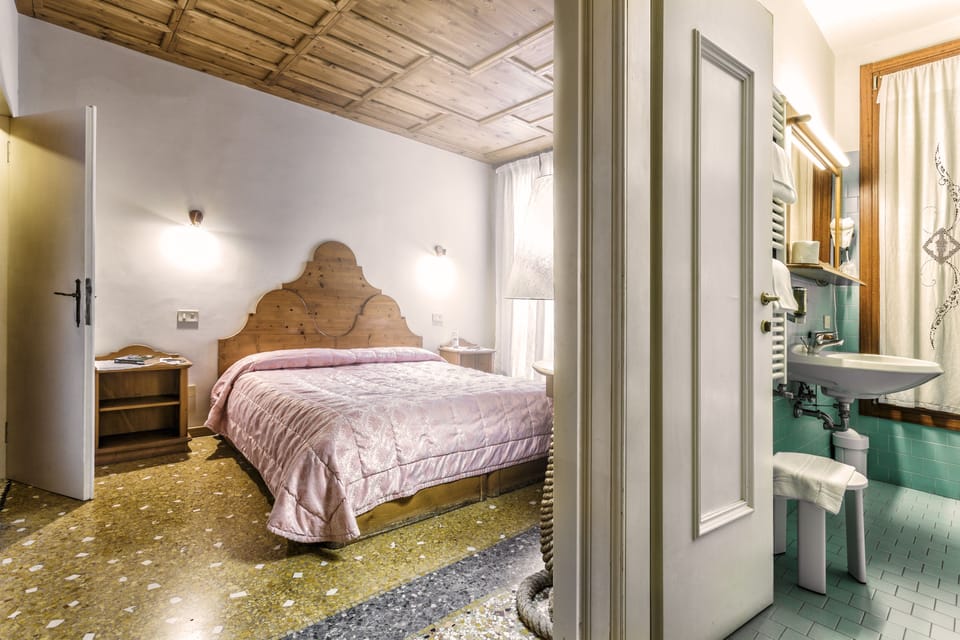Double Room | In-room safe, desk, soundproofing, free WiFi