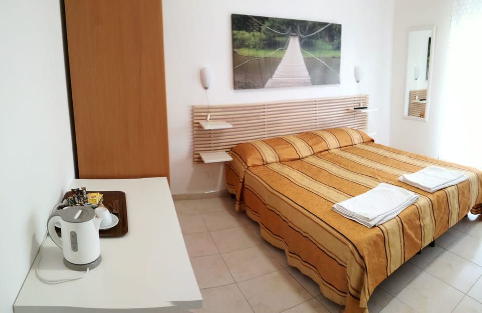 Double Room | Egyptian cotton sheets, premium bedding, desk, iron/ironing board