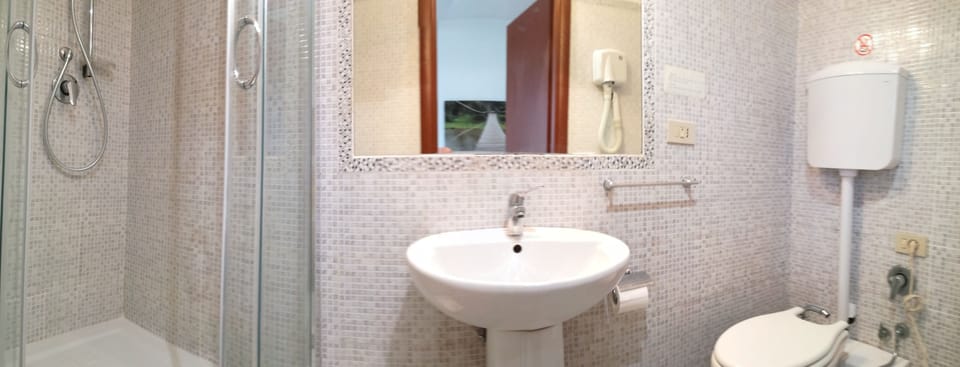Double Room | Bathroom | Free toiletries, hair dryer, bidet