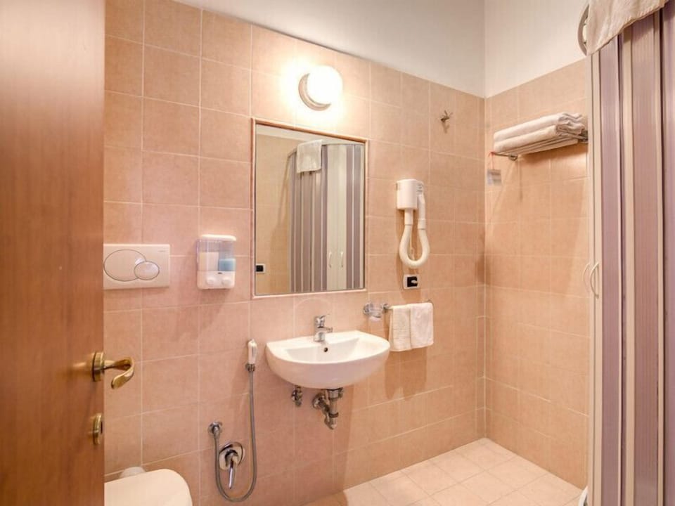 Double or Twin Room | Bathroom | Shower, hair dryer, towels