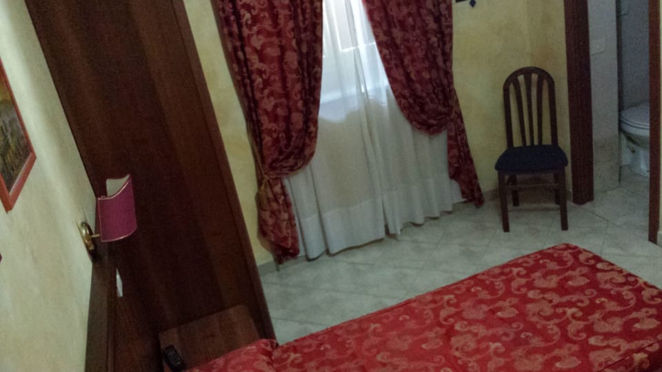 In-room safe, desk, WiFi (free), bed sheets
