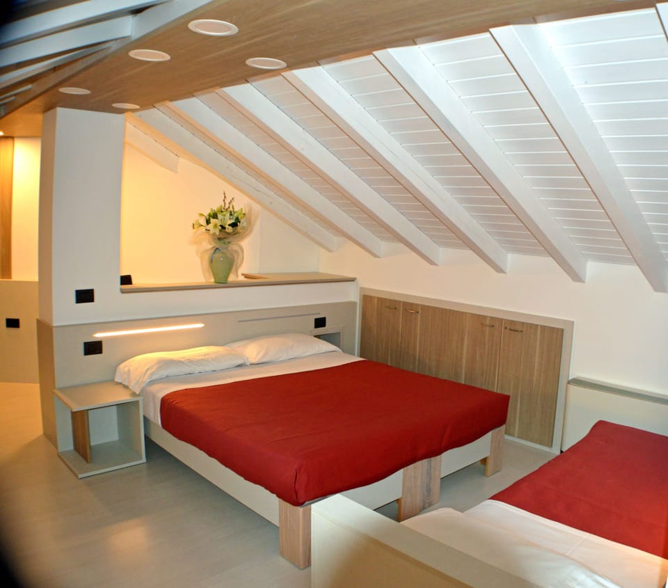 Room (Quintuple) | In-room safe, desk, blackout drapes, free WiFi
