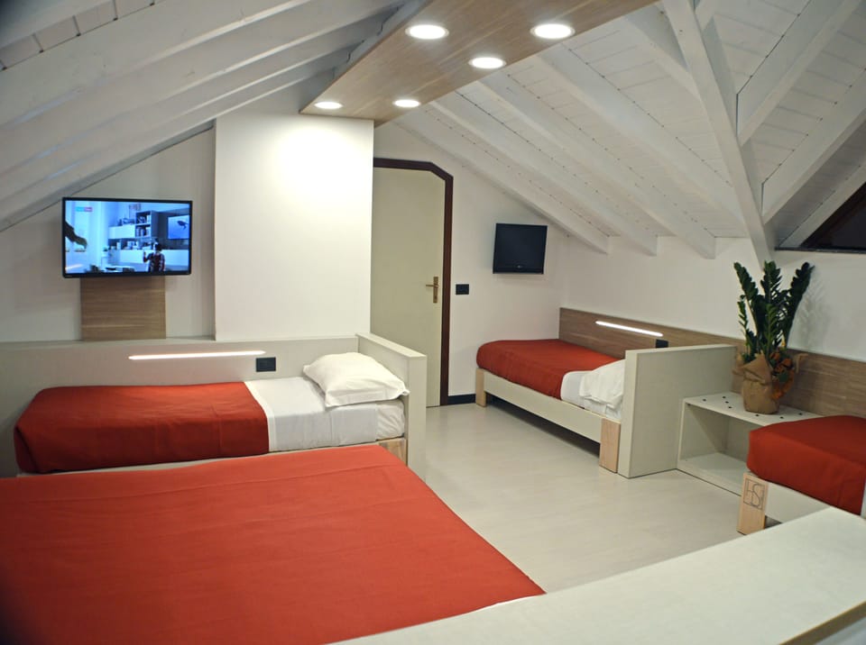 Room (Quintuple) | In-room safe, desk, blackout drapes, free WiFi