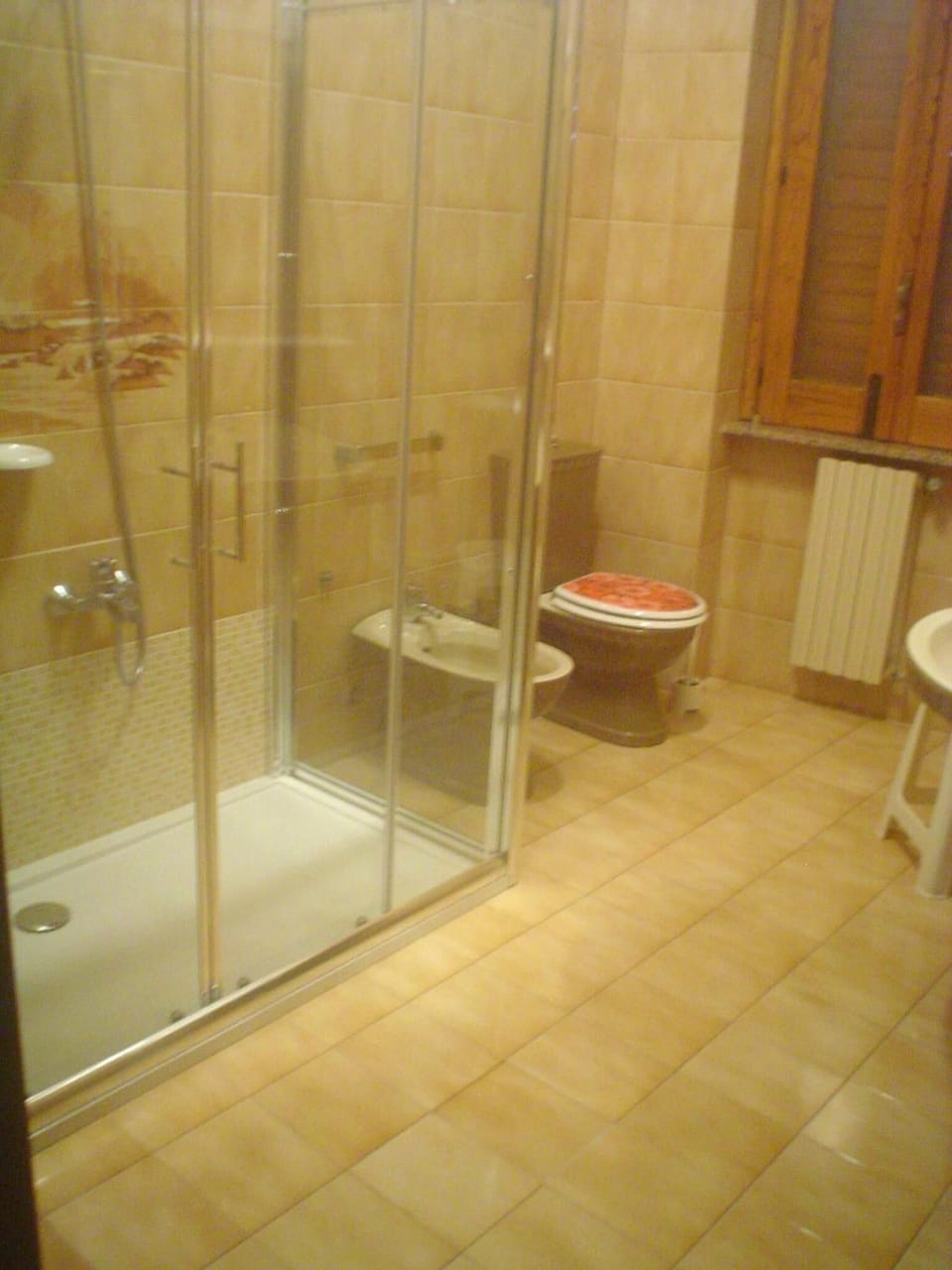Combined shower/tub, free toiletries, hair dryer, bidet