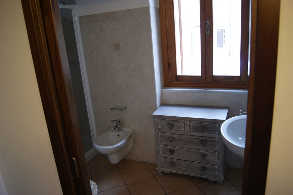 Shower, free toiletries, hair dryer, bidet