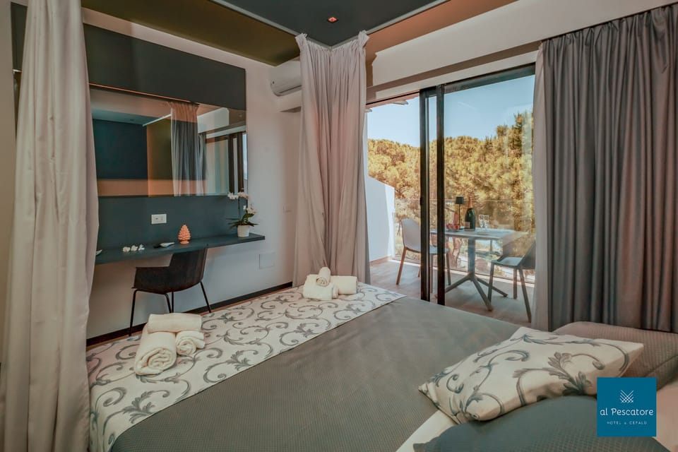 Superior Room, 1 Double Bed, Balcony, Sea Facing | Desk, free WiFi, bed sheets, wheelchair access