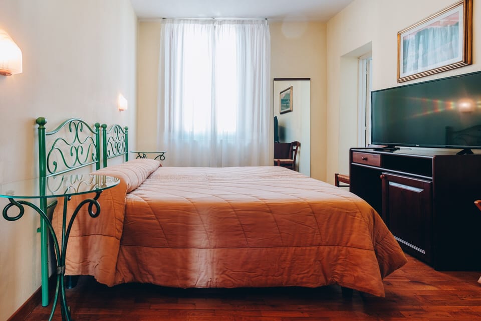 Double Room | Desk, free WiFi, bed sheets