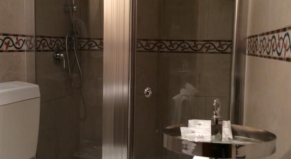 Triple Room | Bathroom | Shower, free toiletries, hair dryer, bidet