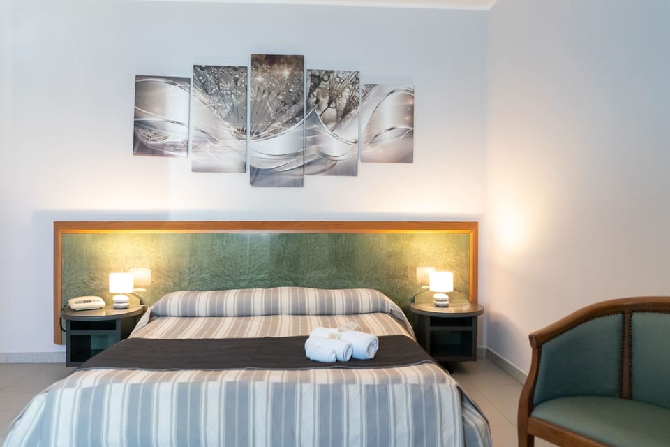 Single Room | Minibar, in-room safe, desk, cribs/infant beds