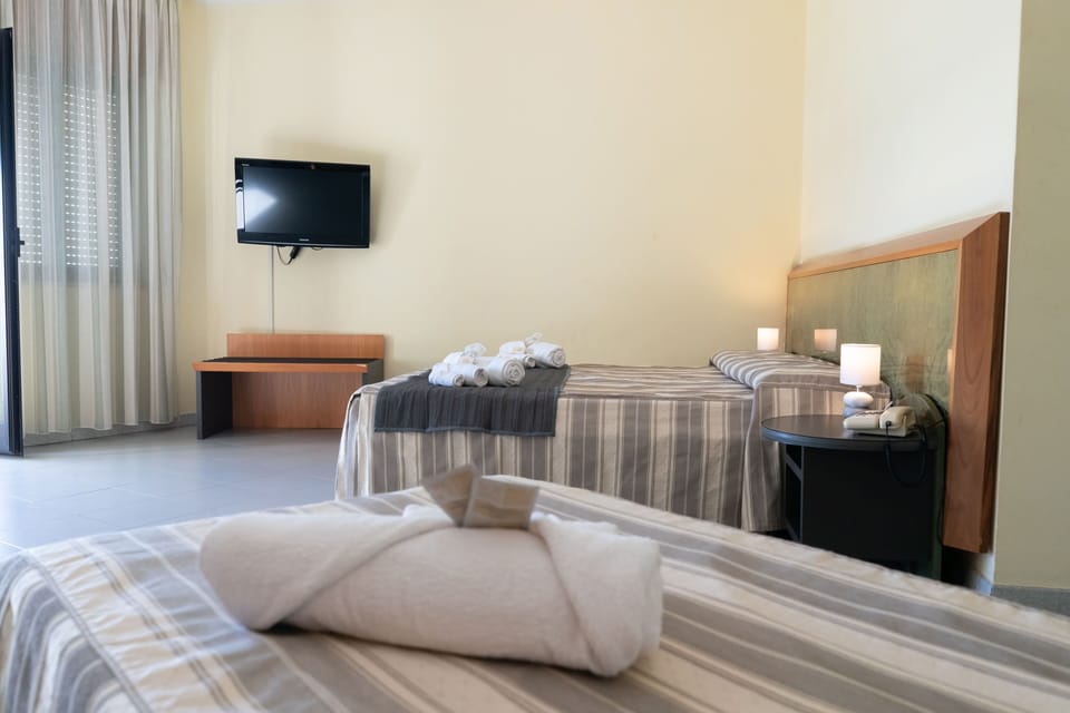 Triple Room | Minibar, in-room safe, desk, cribs/infant beds