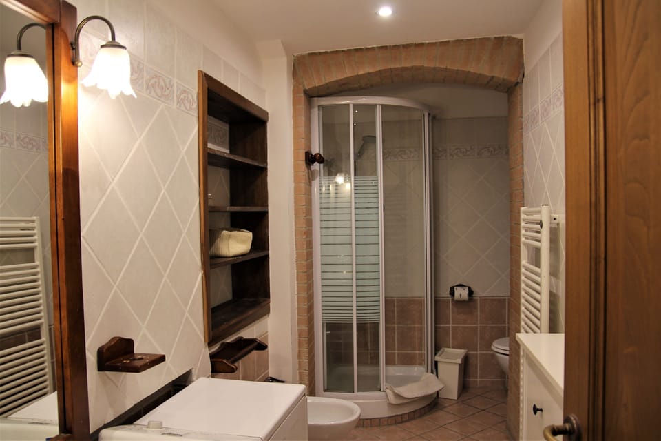 Double Room, 1 Queen Bed, Ensuite | Bathroom | Shower, free toiletries, hair dryer, slippers