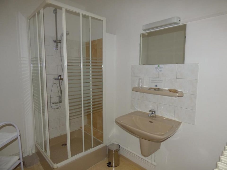Twin Room | Desk, blackout drapes, free cribs/infant beds, rollaway beds