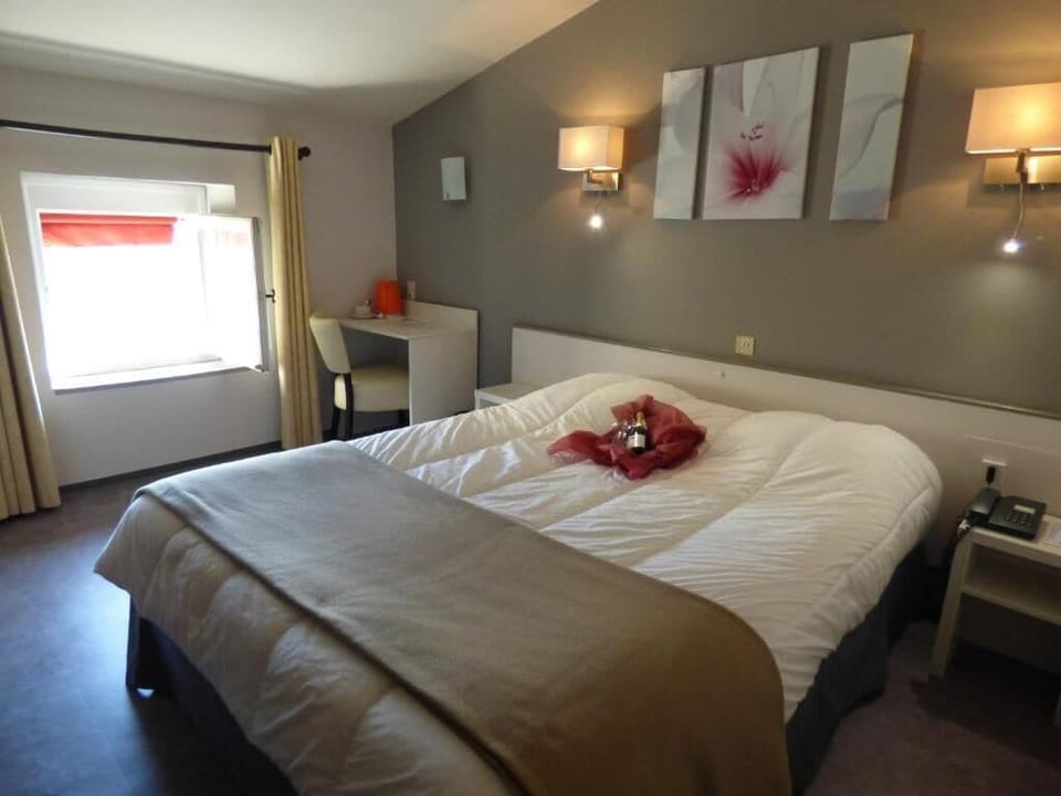 Single Room | Desk, blackout drapes, free cribs/infant beds, rollaway beds
