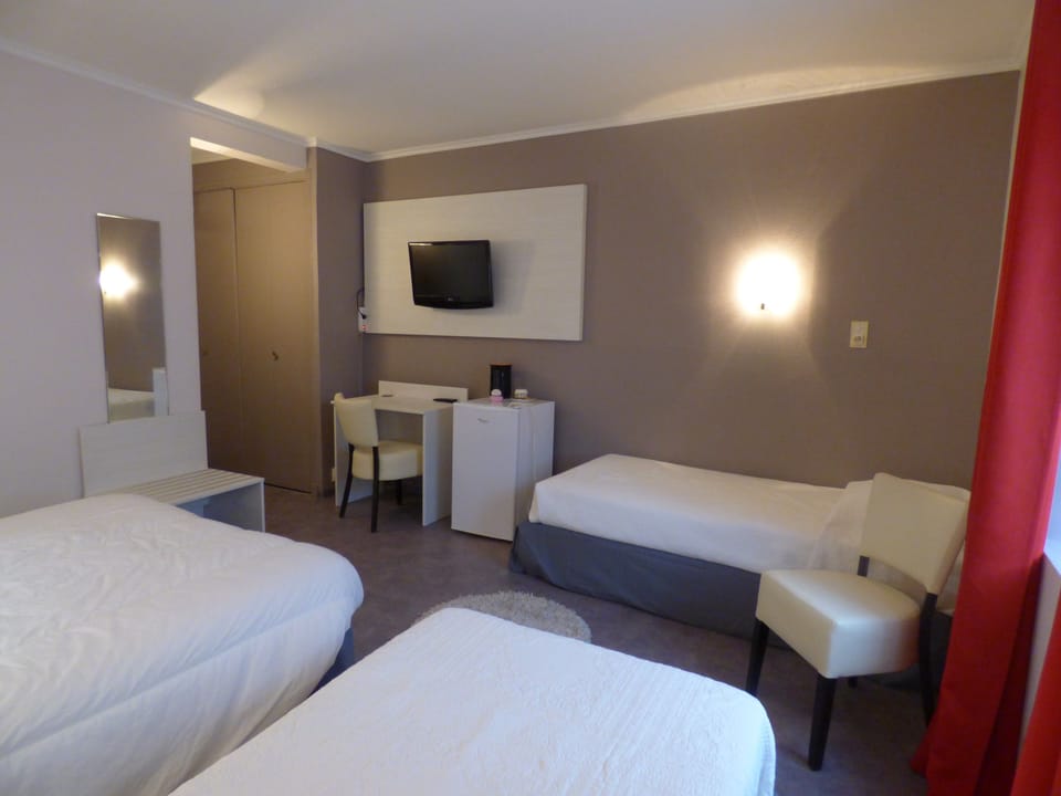 Quadruple Room | Desk, blackout drapes, free cribs/infant beds, rollaway beds