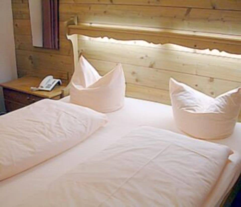 Double Room Alpspitze: 16 square meters | In-room safe, free WiFi, bed sheets