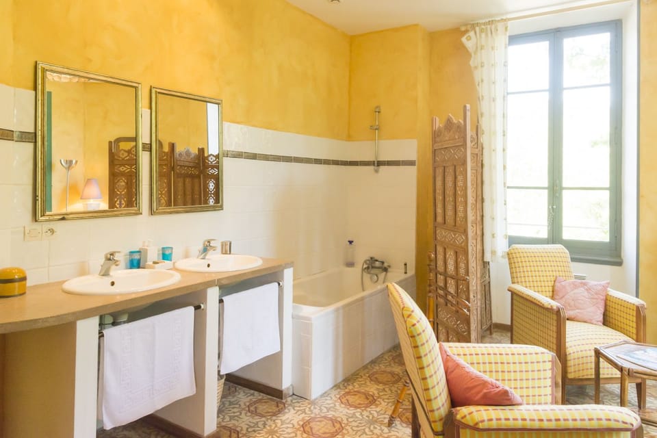 Comfort Double Room | Bathroom | Combined shower/tub, free toiletries, hair dryer, towels