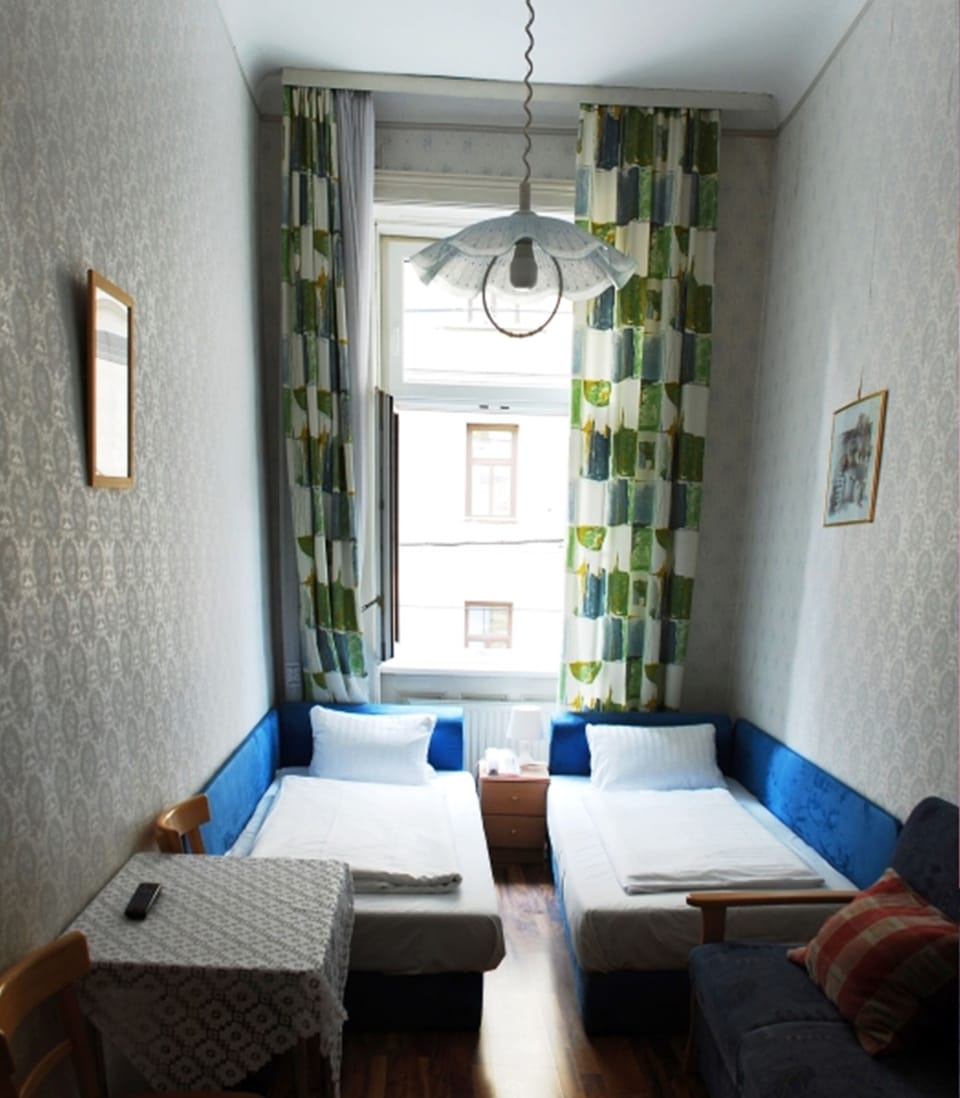 Twin Room, 2 Twin Beds | Individually decorated, individually furnished, desk, blackout drapes