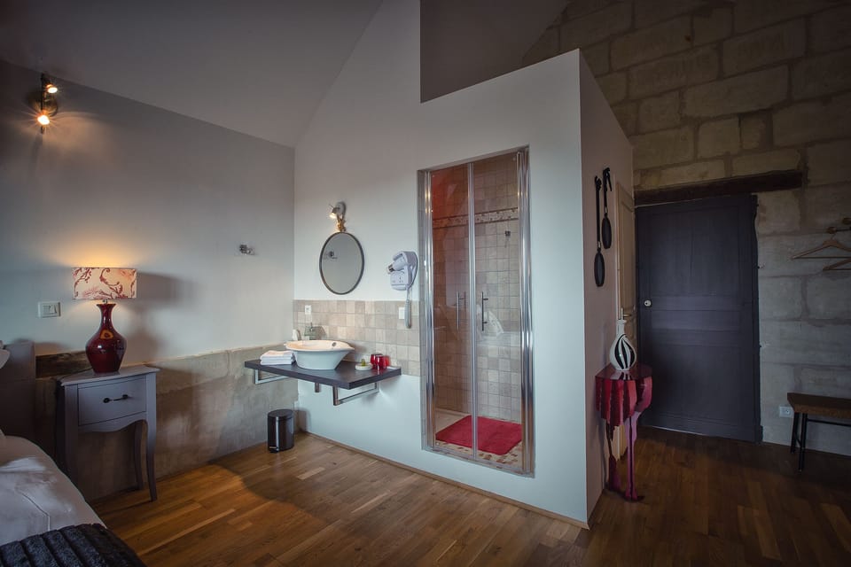 In-room safe, soundproofing, iron/ironing board, free WiFi