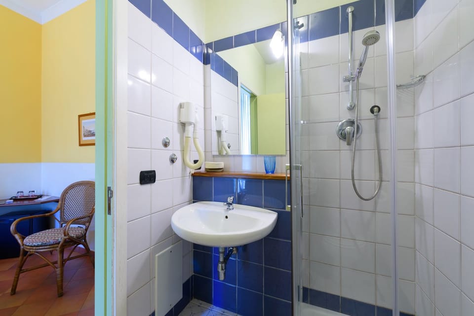 Double Room | Bathroom | Shower, free toiletries, hair dryer, bidet