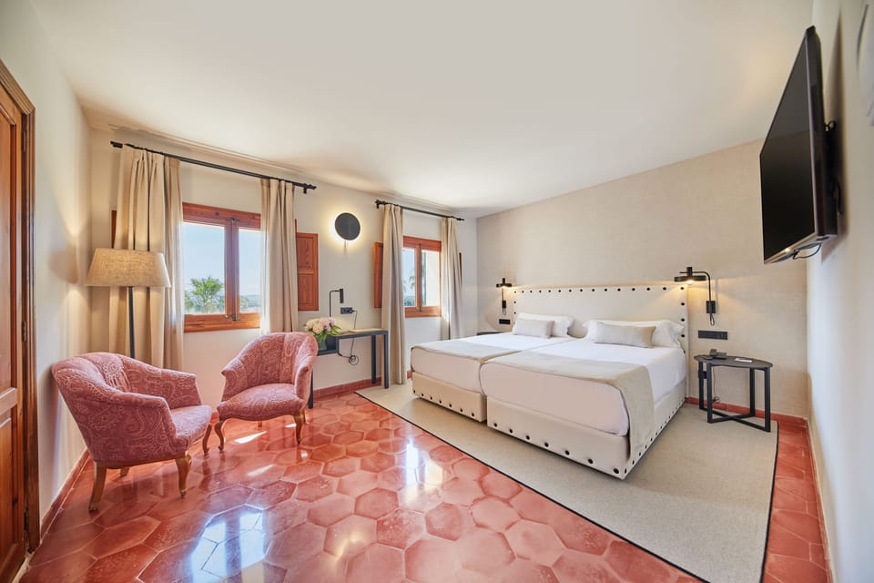 Premium bedding, down comforters, minibar, in-room safe