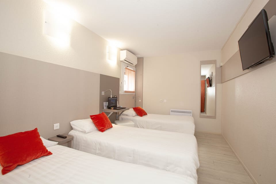 Triple Room | Desk, soundproofing, free cribs/infant beds, free WiFi