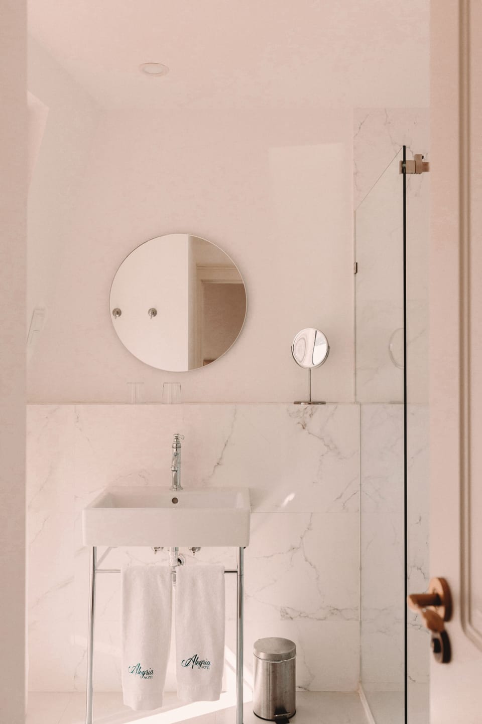 Shower, rainfall showerhead, free toiletries, hair dryer