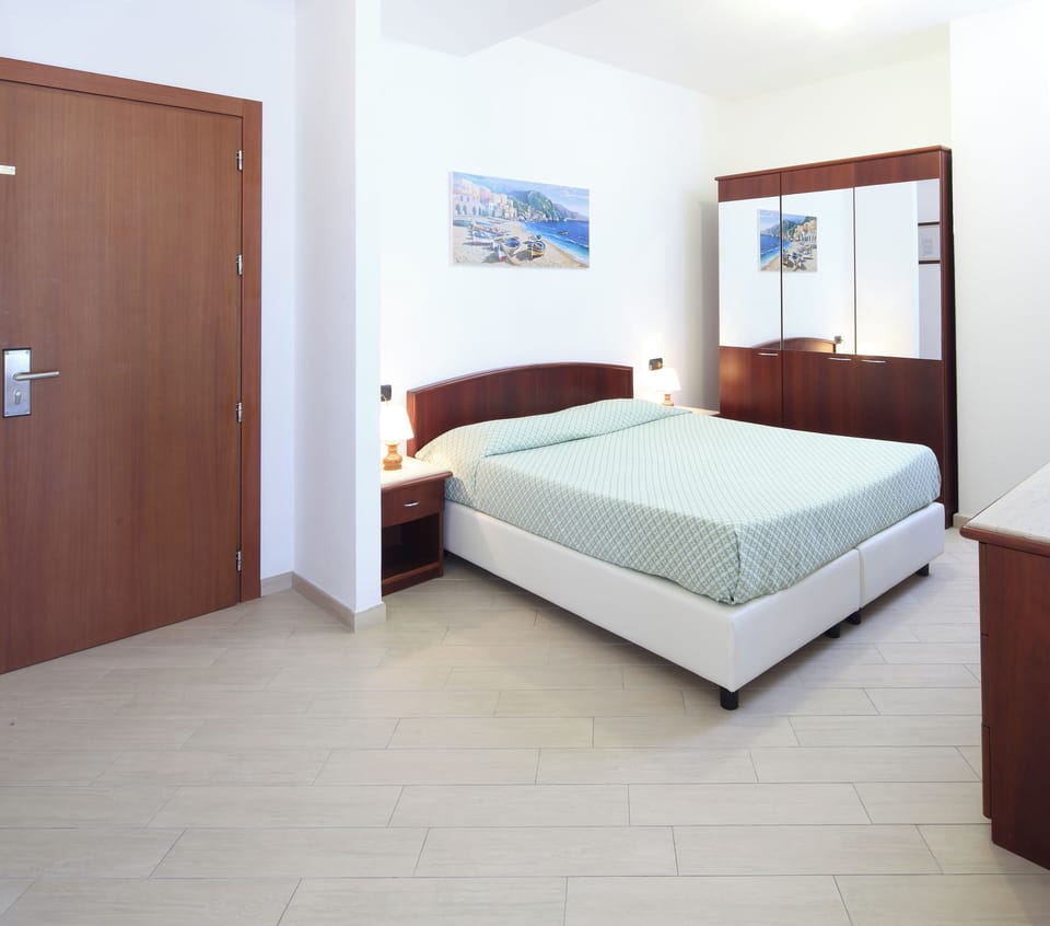 Studio for 3 people | Premium bedding, in-room safe, desk, soundproofing