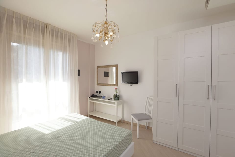 Apartment for 3 people | Premium bedding, in-room safe, desk, soundproofing