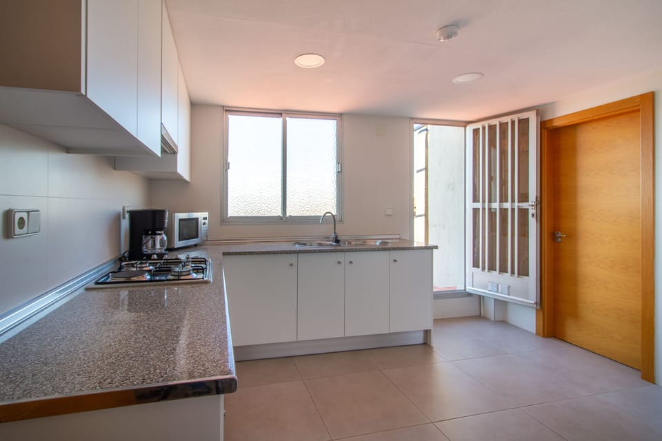 Standard Penthouse | Private kitchen | Full-size fridge, microwave, stovetop, coffee/tea maker