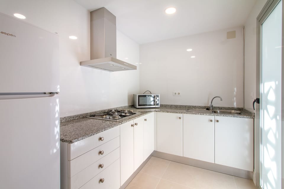 Full-size fridge, microwave, stovetop, coffee/tea maker