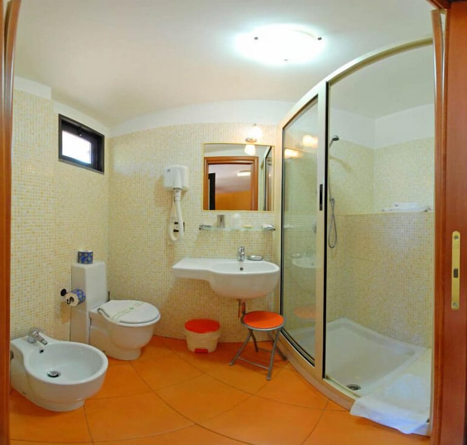 Double Room | Bathroom | Shower, free toiletries, hair dryer, bidet