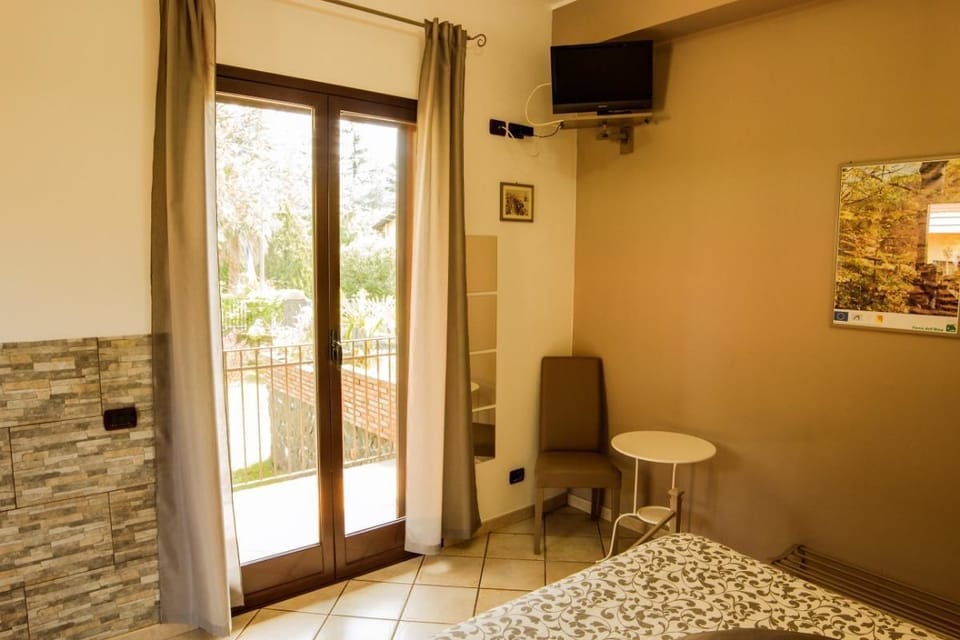 Double Room | Minibar, iron/ironing board, free cribs/infant beds, rollaway beds