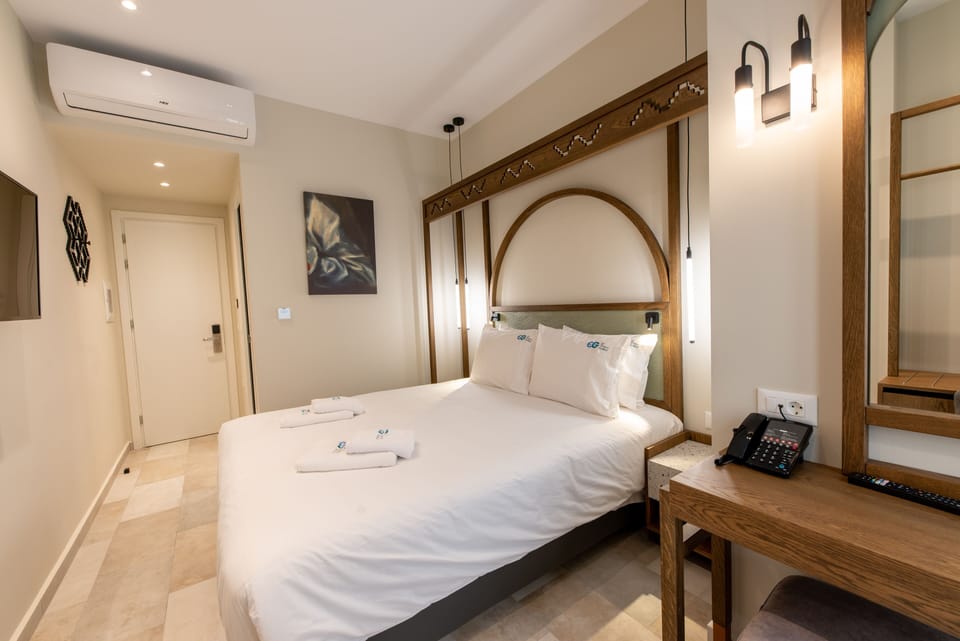 Single Interior | In-room safe, desk, soundproofing, iron/ironing board