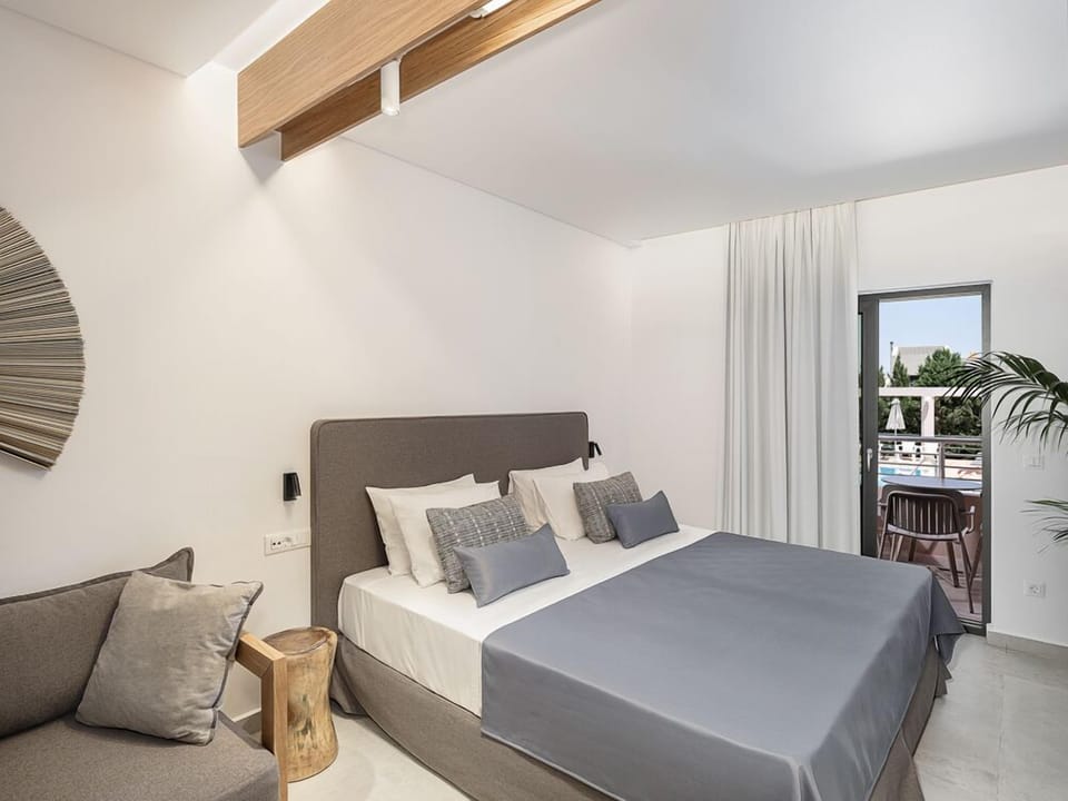 Deluxe Triple Room | 1 bedroom, pillowtop beds, in-room safe, soundproofing