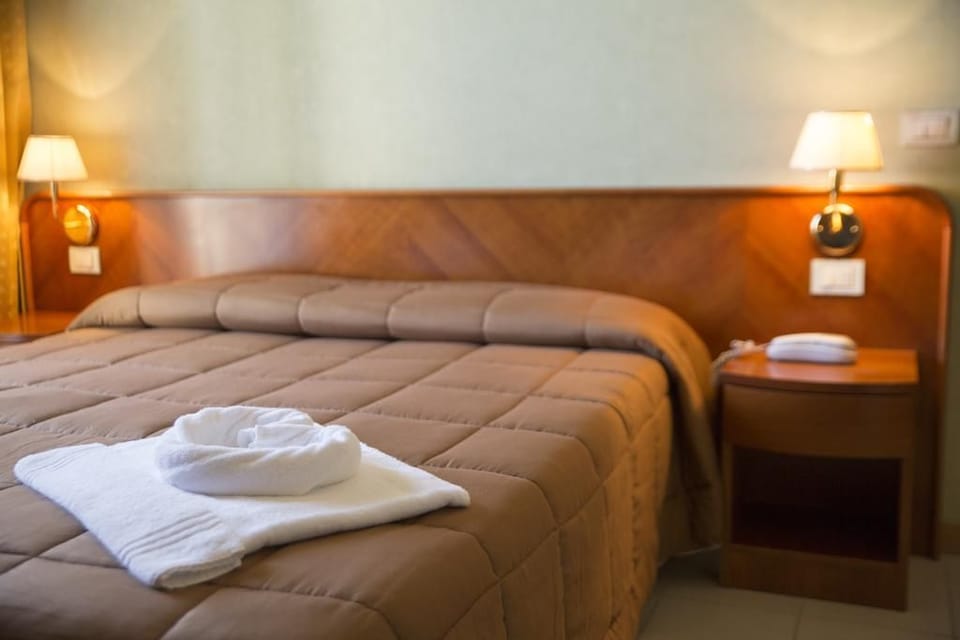 Minibar, desk