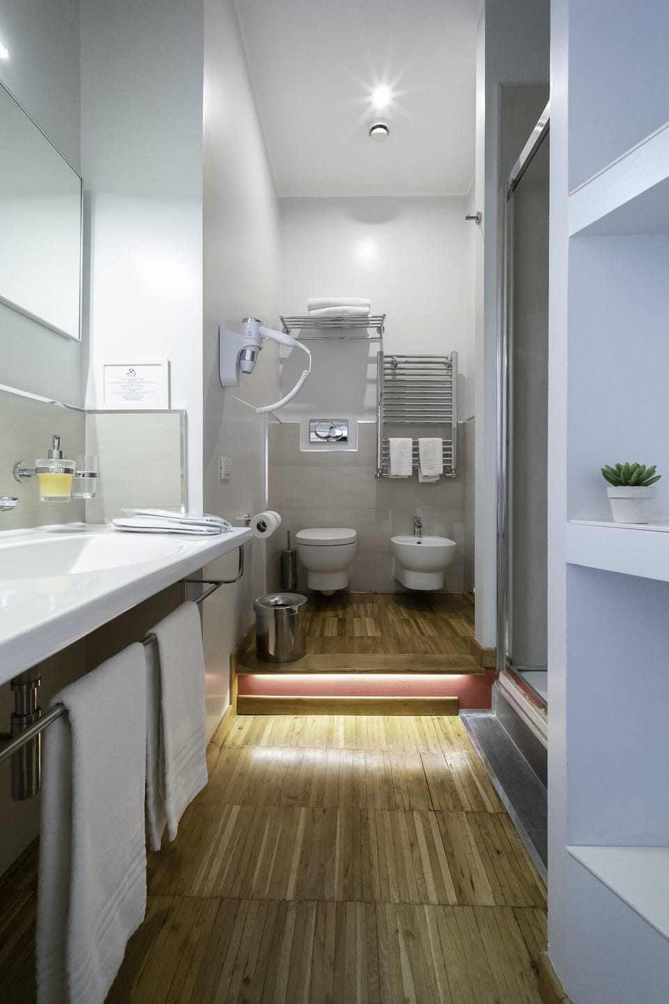 Double Room | Bathroom | Combined shower/tub, free toiletries, hair dryer, slippers