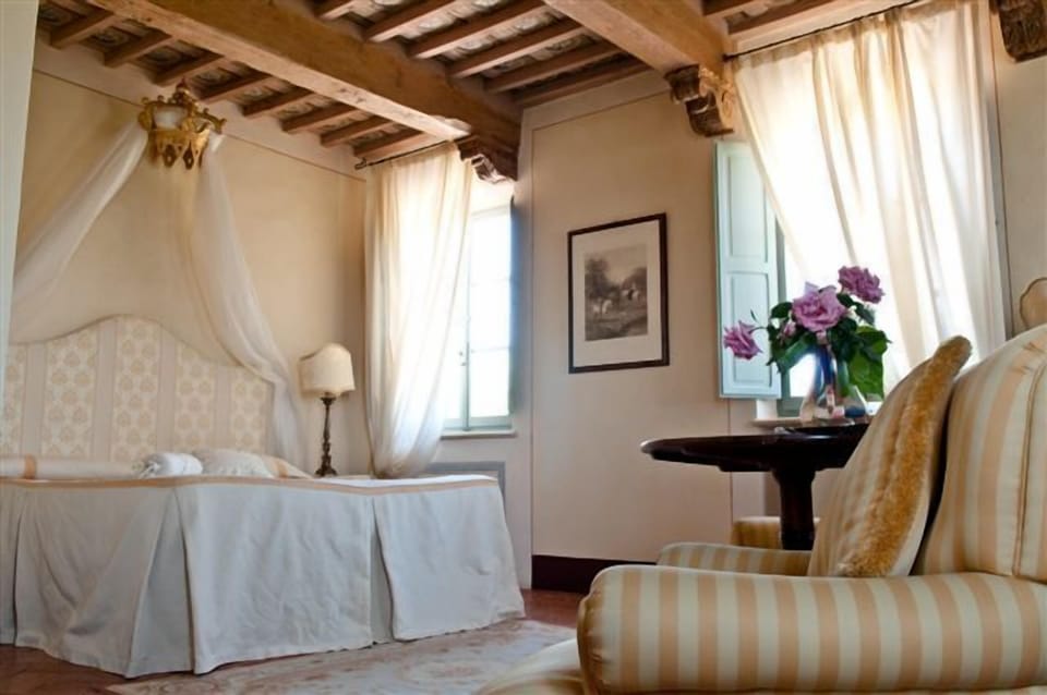 Double Room | Minibar, desk, iron/ironing board, free WiFi