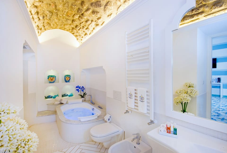 Kind double room with Jacuzzi tub | Bathroom | Shower, rainfall showerhead, free toiletries, hair dryer