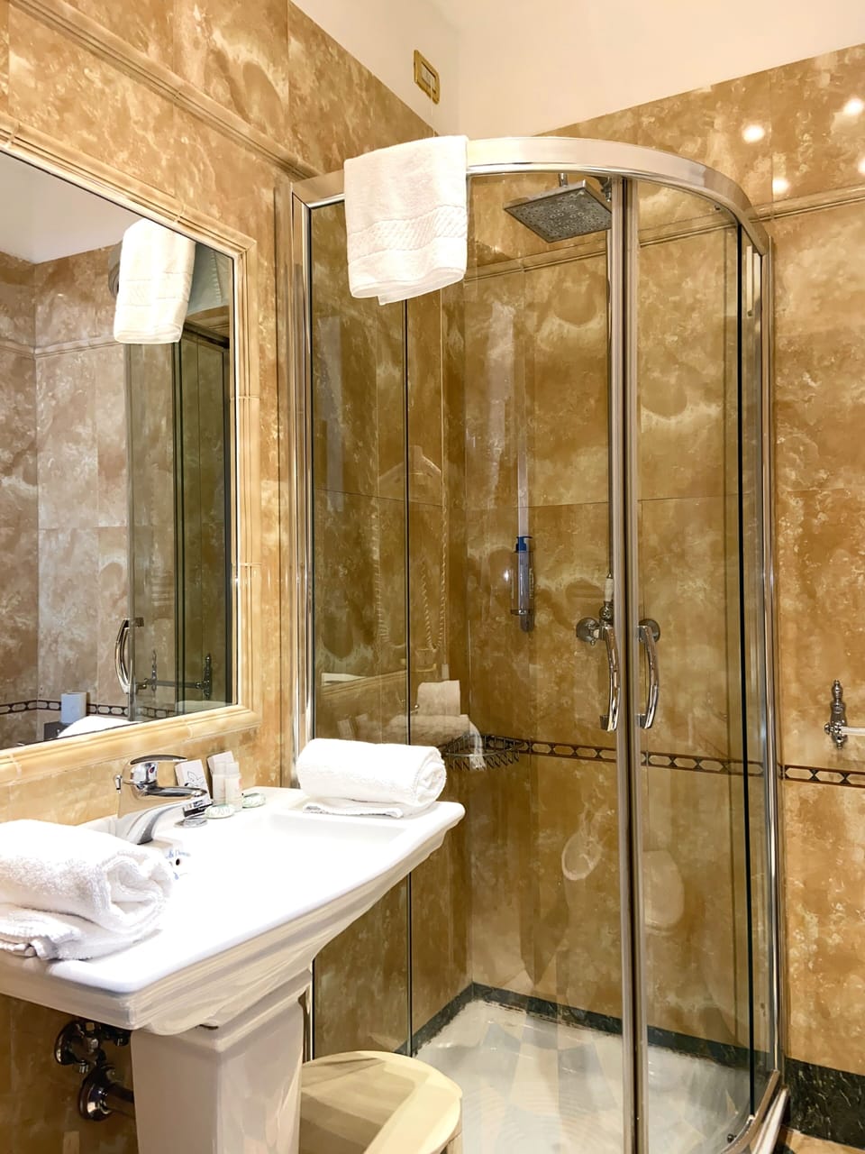 Classic Double or Twin Room | Bathroom | Shower, hair dryer, slippers, bidet