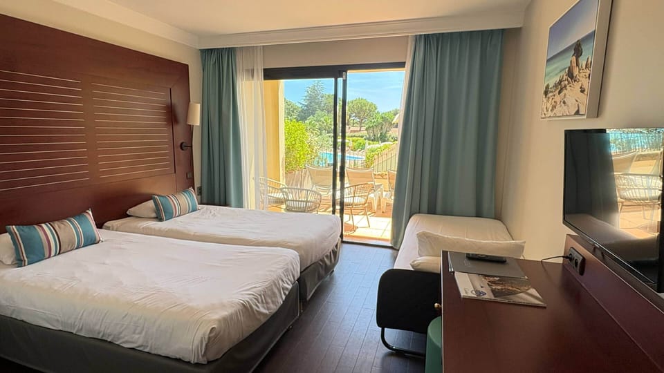 Triple Côté piscine Supérieure | Premium bedding, minibar, in-room safe, desk